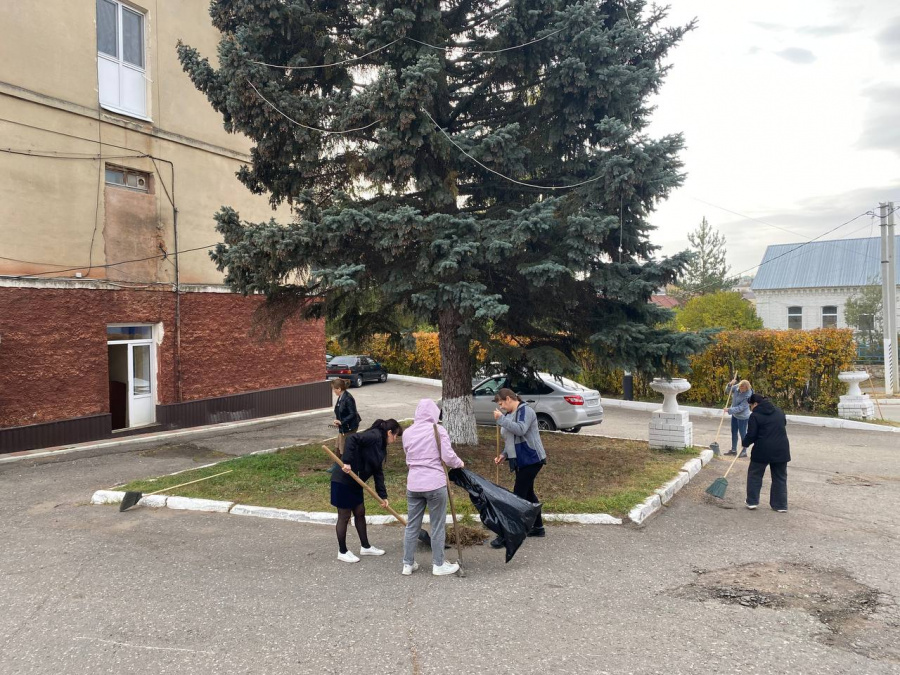 Коллектив администрации района провёл субботник
