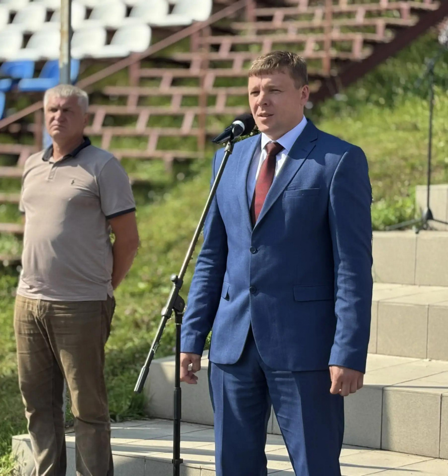 Глава района Андрей Кушнарёв поприветствовал участников зонального этапа XXIV Открытого областного турнира по футболу среди дворовых команд на Кубок Губернатора Саратовской области