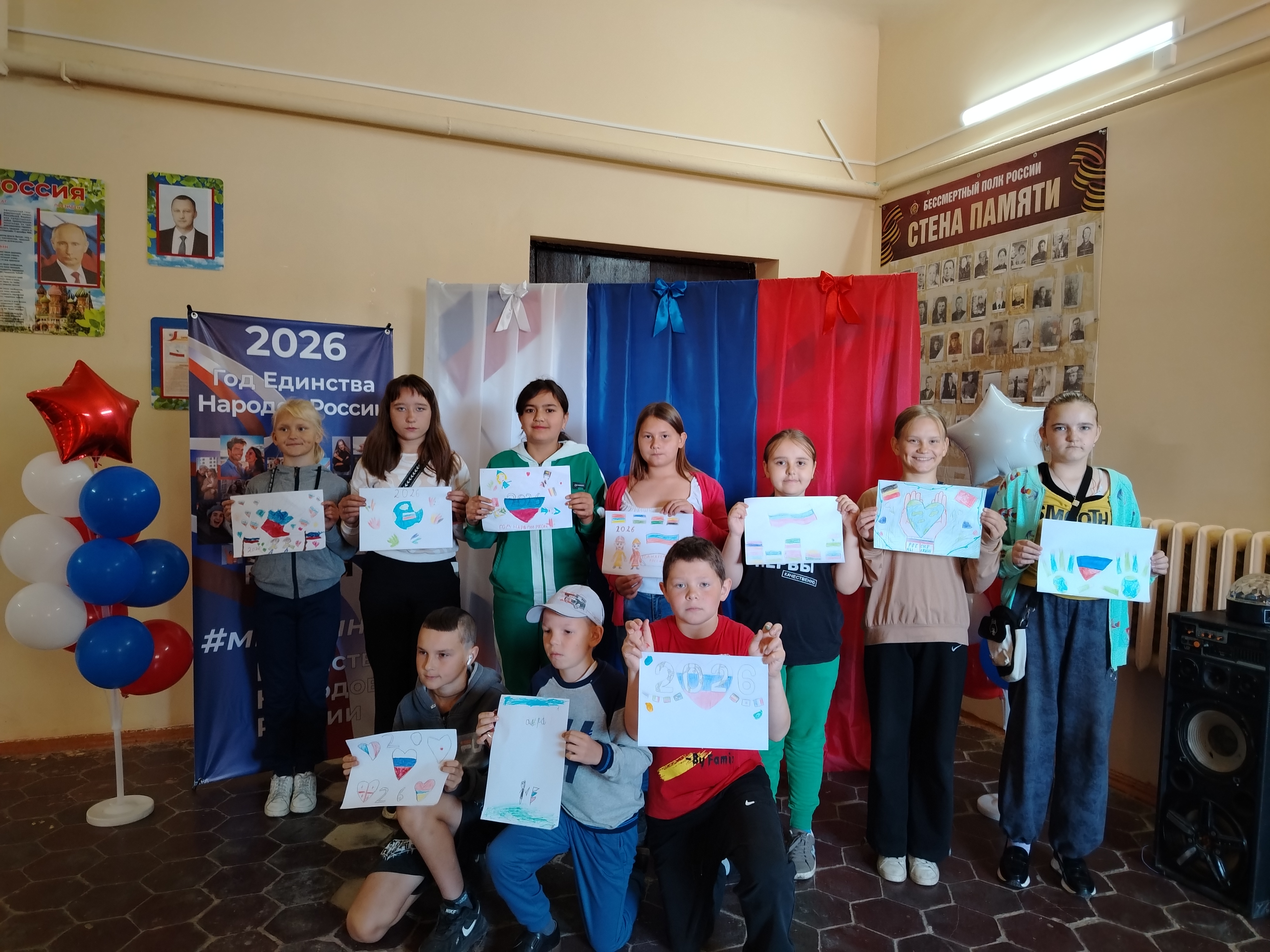 19 июня в сельском доме культуры села Тепляковка состоялся конкурс рисунков-"Цветок Единства"