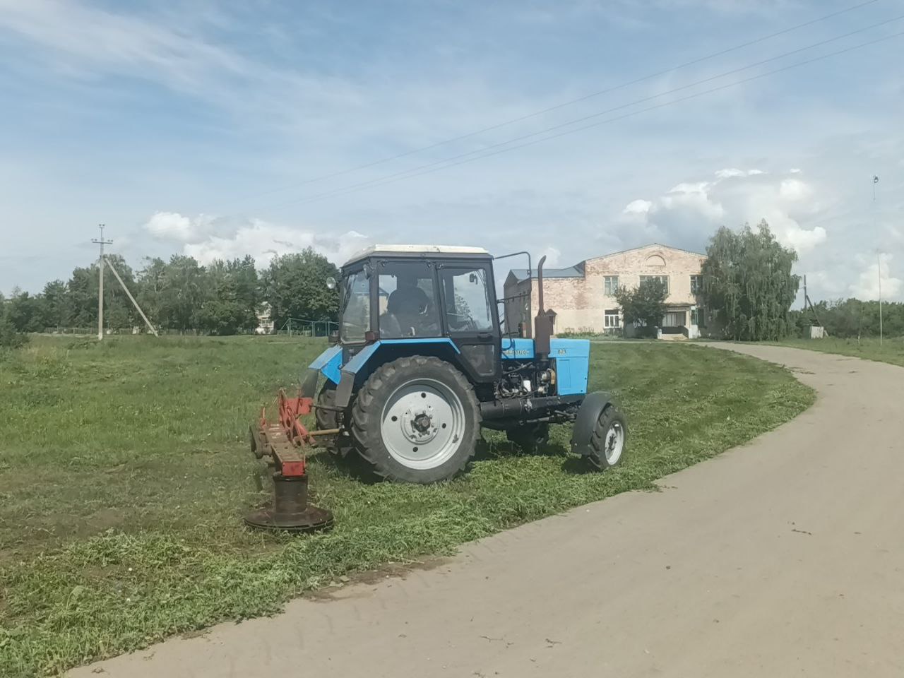 Утро понедельника в с. Стригай началось с окоса травы около памятника, организаций соц. сферы, вдоль центральной дороги.