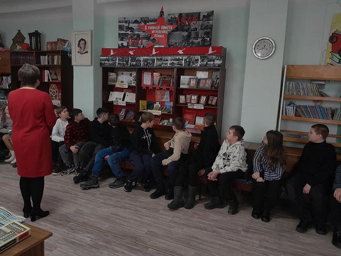 «В книжной памяти мгновения войны»                                                                                                   Презентация книжной выставки