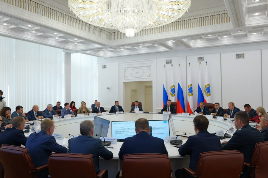 Губернатор Роман Бусаргин провел постоянно действующее совещание с зампредами и министрами Правительства области, а также главами районов