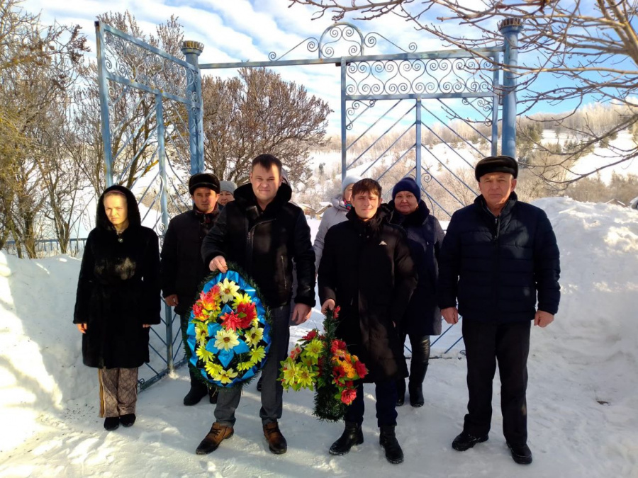 В преддверии Дня защитника Отечества во всех муниципальных образованиях района прошла акция по возложению цветов к памятникам и мемориалам павшим воинам
