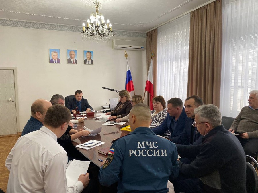 Глава Базарно-Карабулакского района Артём Курочкин провёл еженедельное совещание с главами администраций муниципальных образований