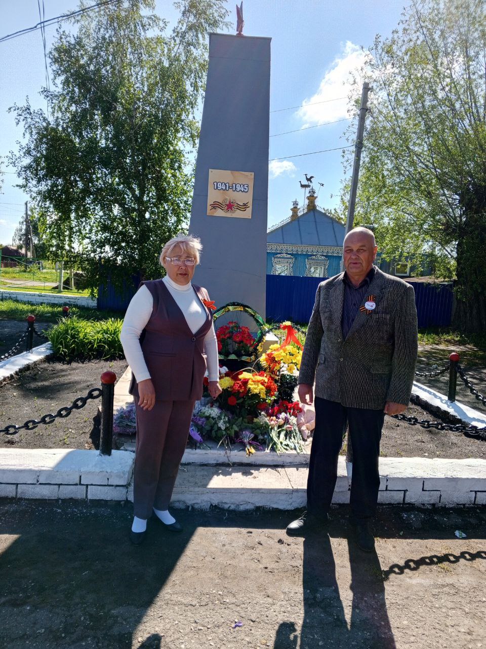 Глава администрации Свободинского муниципального образования вместе с коллегами принял участие в церемонии возложения цветов к мемориалам, посвященным событиям Великой Отечественной войны