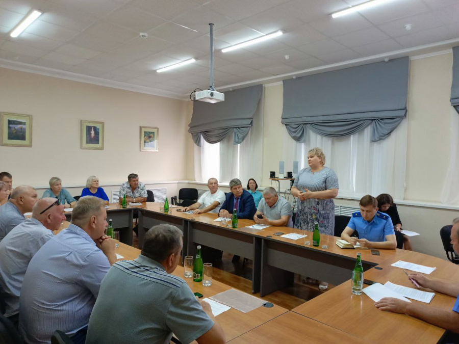 Глава района Н.В. Трошина приняла участие в очередном заседании Собрания района, в ходе которого депутаты рассмотрели 7 вопросов