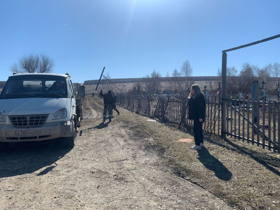 В Сухом Карабулаке началась установка ограждения местного кладбища