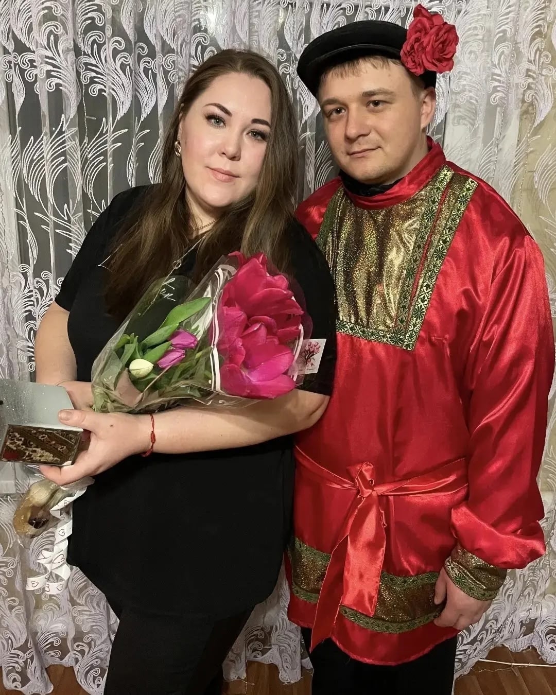3аведующий структурным подразделением СДК с.Вязовка - Чирцов В.Н., в русском народном костюме, принял участие в Акции Росмолодежи «Вам, любимые!», поздравив свою избранницу, любимых женщин своей семьи, подруг, а также женщин села Вязовка и Старя Жуковка