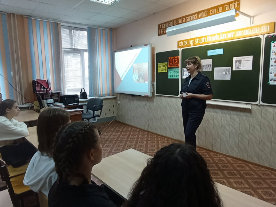 Госавтоинспекторы провели классный час на тему "Пешеход!" для учащихся школы в Ковернино