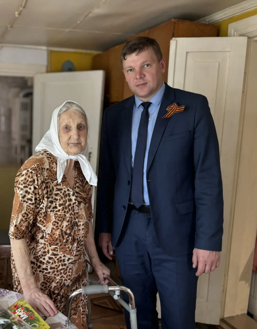 Накануне Дня Победы глава района Андрей Кушнарев поздравил вдову участника Великой Отечественной войны Лидию Сергеевну Афанасьеву с предстоящим праздником