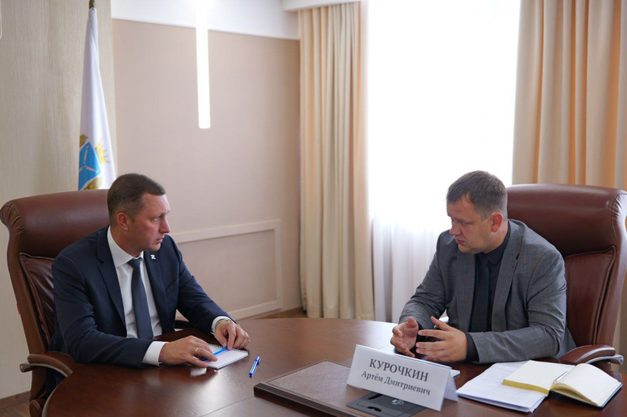 Губернатор Роман Бусаргин провел рабочую встречу с новым главой Базарно-Карабулакского района Артемом Курочкиным