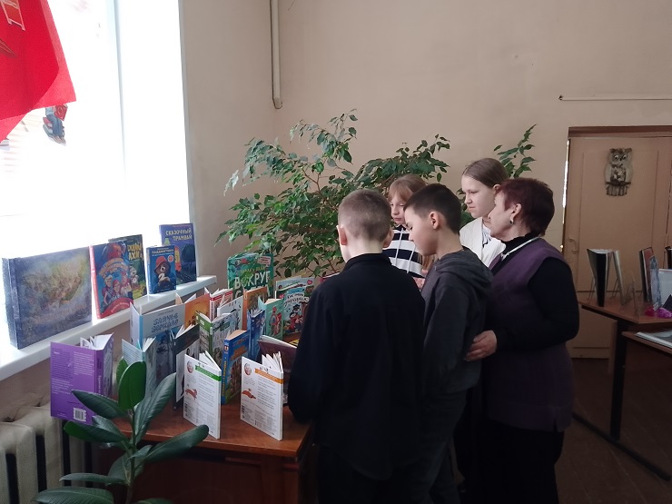 «Книги - новосёлы»                                                                                                                                                 Беседа – обзор у книжной выставки