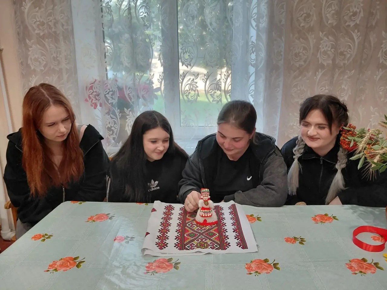 В преддверии  Дня молодёжи  на базе Сухокарабулакского СДК прошёл мастер класс  по изготовлению  мордовской  куклы "Столбушки"