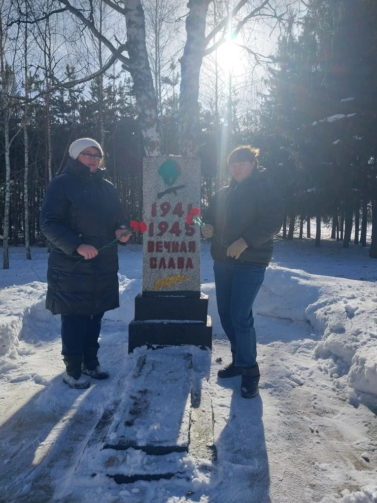 В рамках мероприятий ко Дню Защитника Отечества 19 февраля заведующая Первоханеневским СДК совместно с библиотечным работником приняли участие в возложении цветов к памятнику