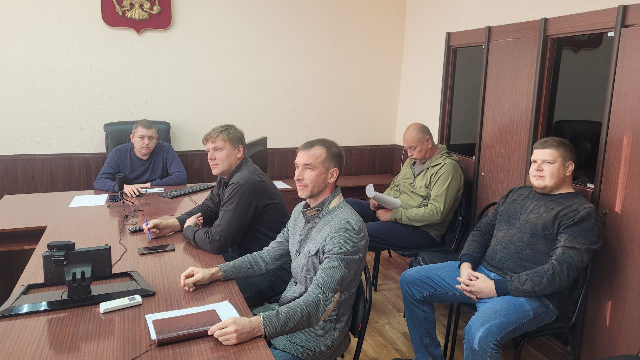 Начальник управления сельского хозяйства администрации района М.С. Сулюкин представил для глав администраций муниципальных образований презентацию о мерах по повышению эффективности вовлечения в оборот земель сельскохозяйственного назначения
