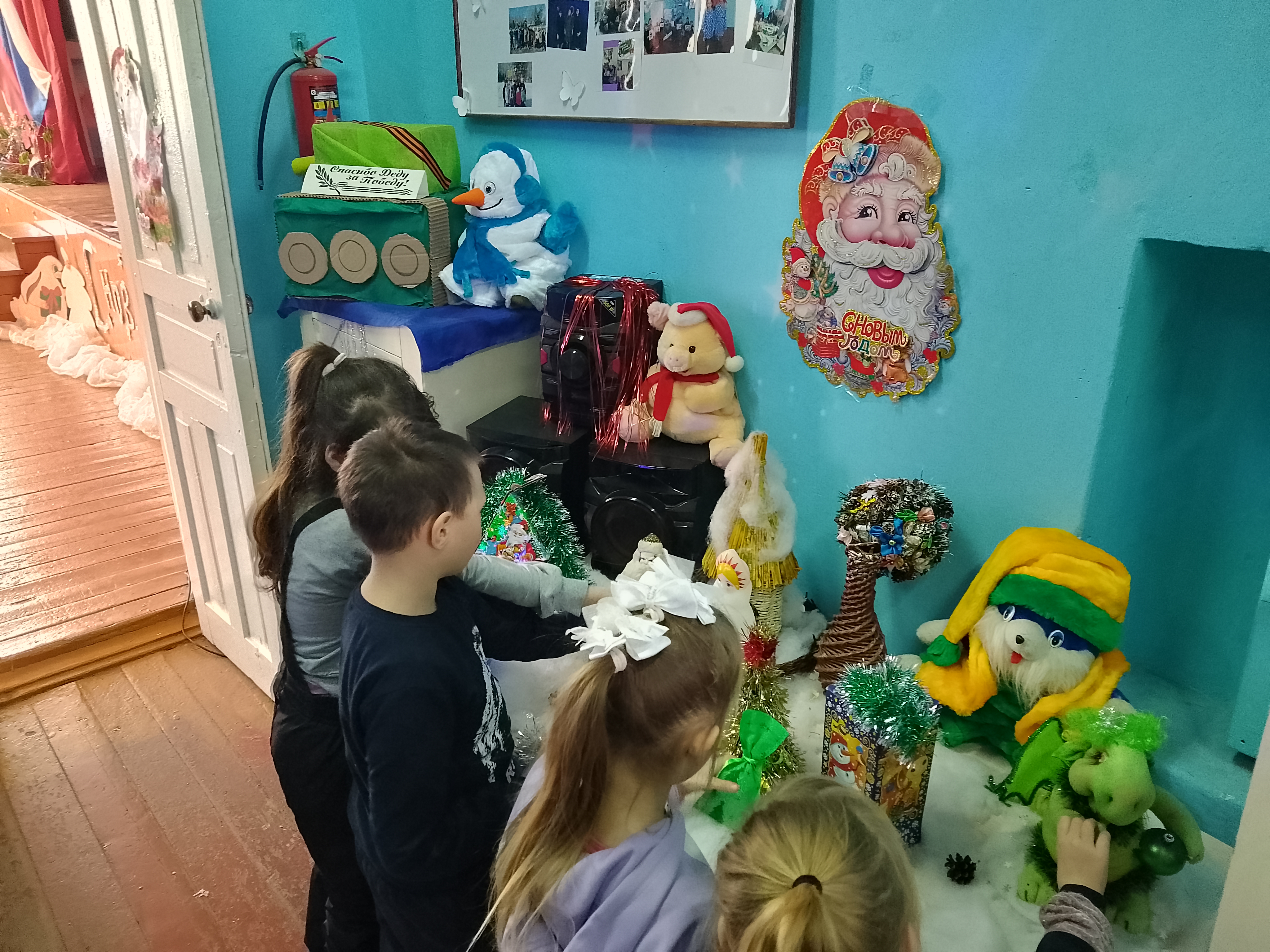 В преддверии Нового года  25 декабря на базе Первоханеневского СДК прошла удивительная мастерская Деда Мороза, где дети смогли окунуться в волшебную атмосферу творчества и чудес