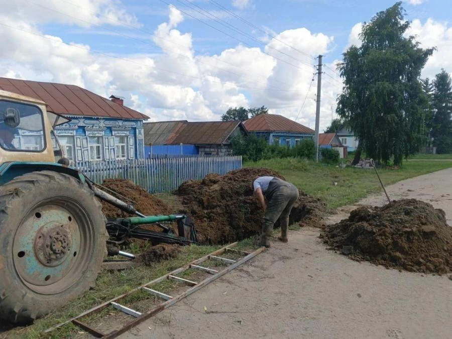 По поручению главы администрации Алексеевского муниципального образования Андрея Демагина были проведены ремонтные работы на водопроводе в с. Алексеевка