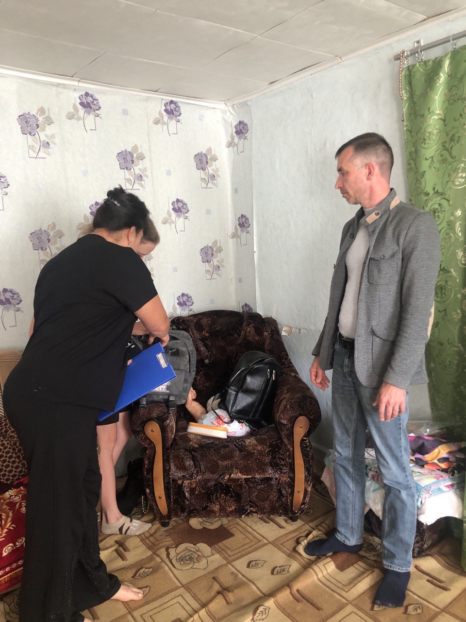 Глава администрации Яковлевского муниципального образования Р. Г. Тугушев посетил семьи, находящиеся в социально опасном положении, чтобы проверить готовность детей к новому учебному году