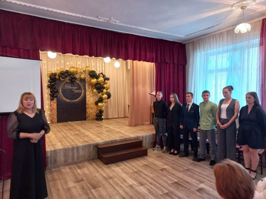 Начальник управления культуры Е. В. Карандина посетила выпускной одиннадцатиклассников школы с. Старые Бурасы