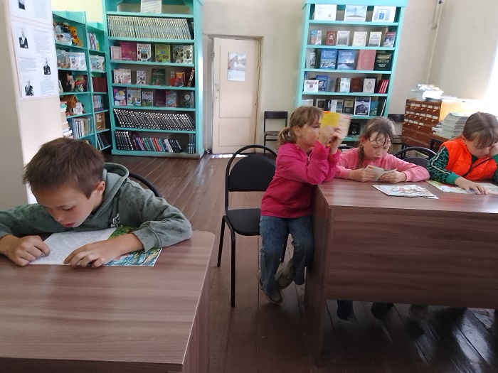 «На досуге летним днём в руки книгу мы берём»                                   Литературная переменка