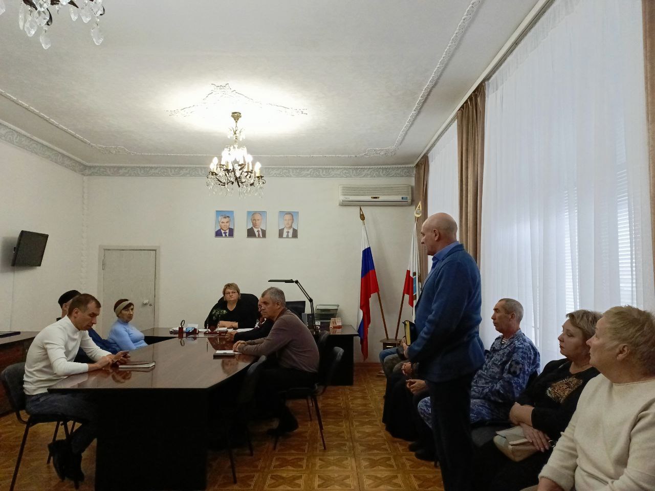 В преддверии Дня народного единства в кабинете главы района Н.В.Трошиной собрались руководители общественных объединений, национальных диаспор и различных конфессий