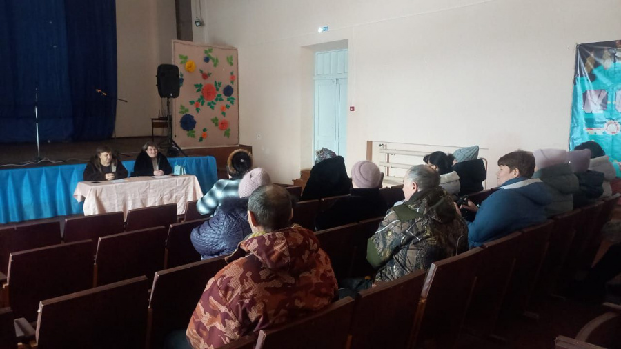 Сегодня специалист администрации села Стригай С.Г. Осипова  совместно с депутатом Бородачевой Е. С. провели сход граждан