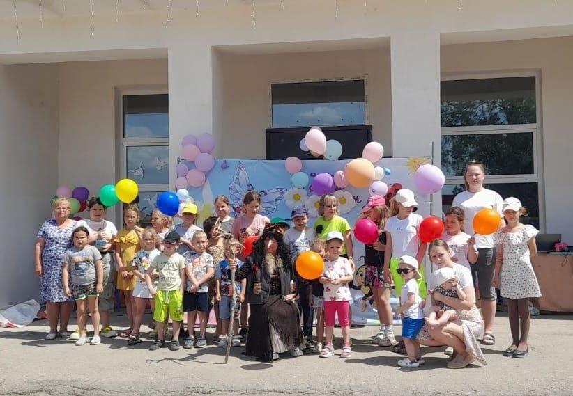 Заместитель главы администрации Максимовского муниципального образования Лопатникова Н.А. приняла участие в праздничном мероприятии, приуроченном ко Дню защиты детей