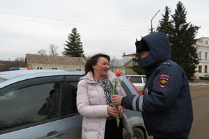 Сотрудники ОГИБДД МО МВД "Базарно-Карабулакский" присоединились к акции "Цветы для автоледи"