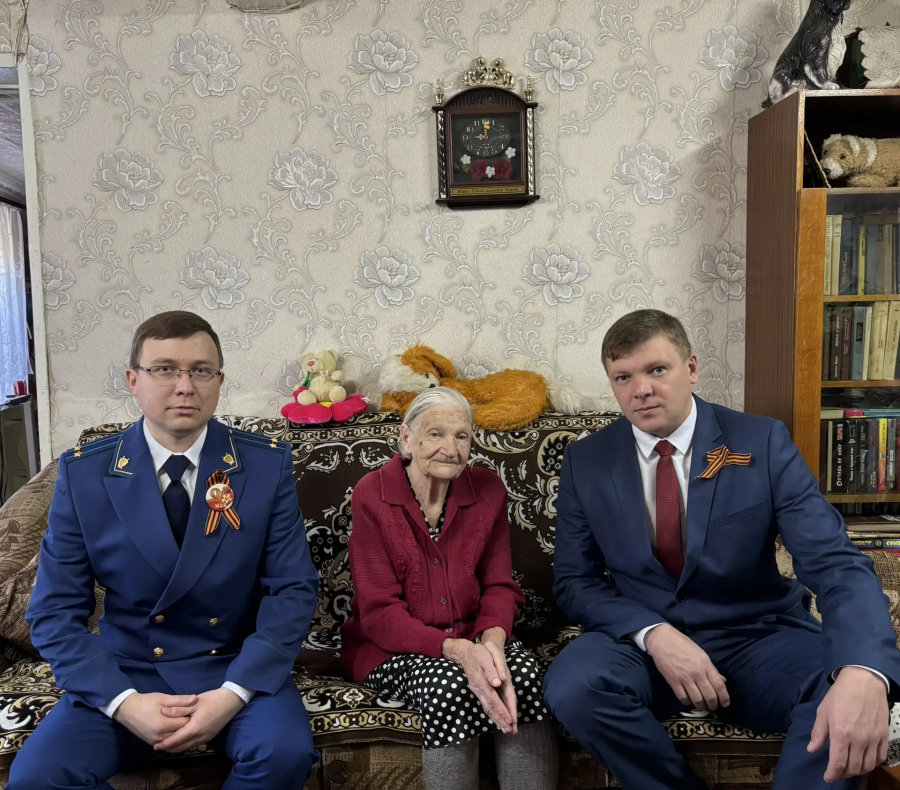 Накануне Дня Победы глава района Андрей Кушнарев навестил вдову участника Великой Отечественной войны Любовь Васильевну Плохову