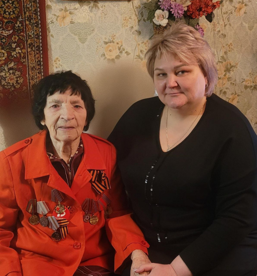 Глава района Наталья Трошина продолжает выполнять почётную и важную миссию - поздравлять наших тружеников тыла с юбилеем Победы