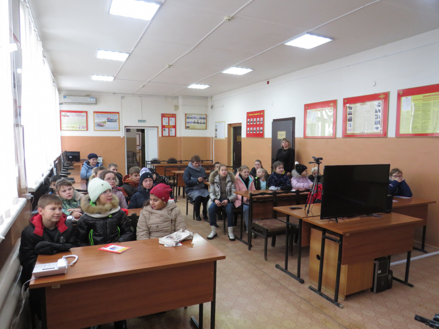 Сотрудники Госавтоинспекции провели экскурсию в отделе полиции для ребят из школы СОШ №1 р.п. Базарный Карабулак