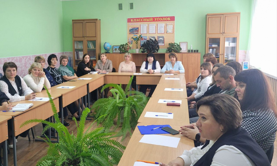 Сегодня глава района Н.В. Трошина приняла участие во встрече с педагогами, организованной депутатом Саратовской областной Думы В.В. Рогожиным