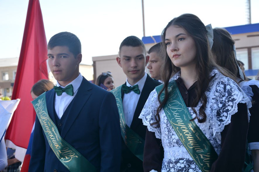 Последний звонок прозвенел для выпускников СОШ № 2 Базарного Карабулака