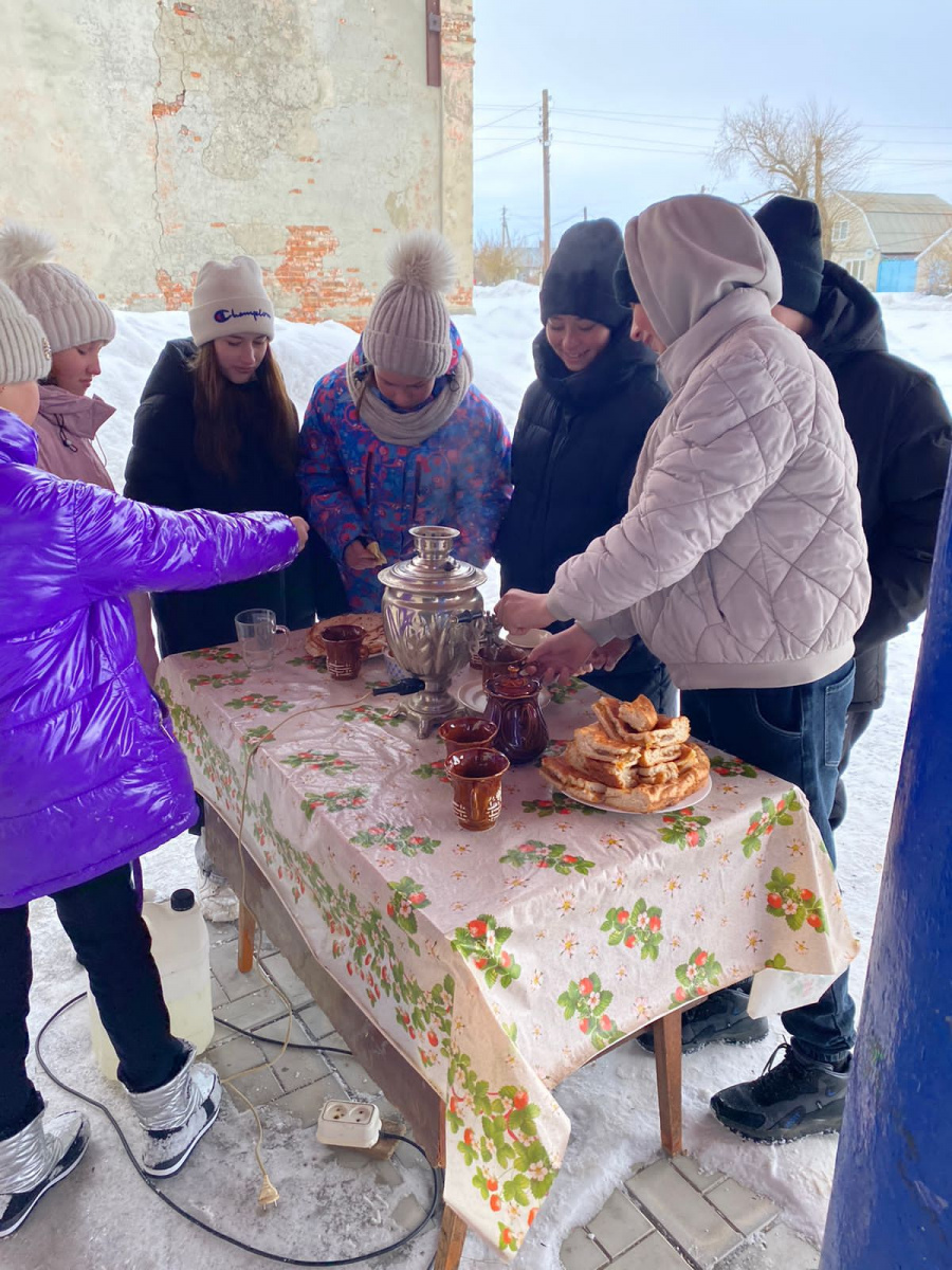 Проводы русской зимы прошли в Хватовке, с блинами, пирогами и горячим чаем