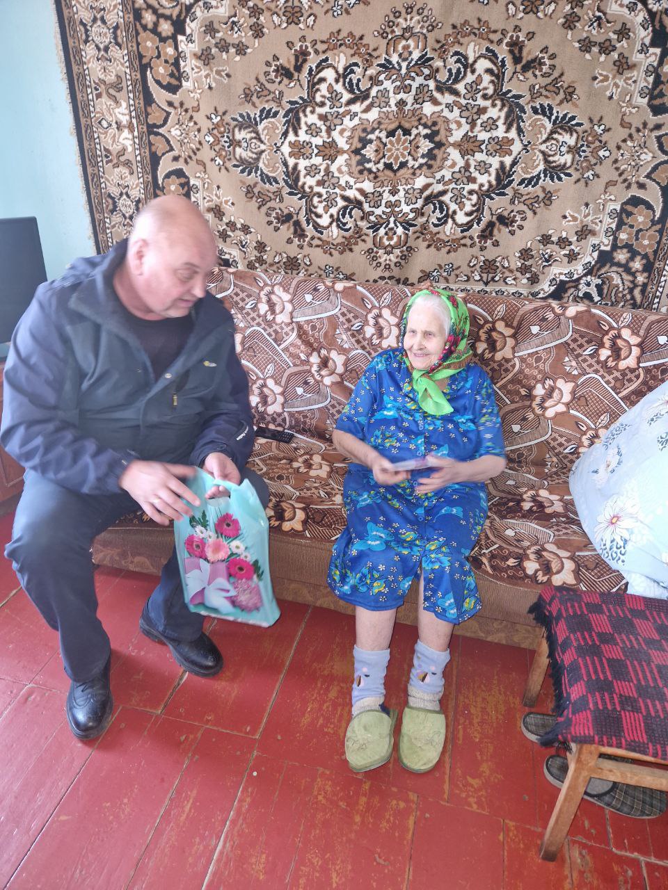 Сегодня  глава администрации Свободинского МО А.А. Чебатуркин поздравил с 95-летием свою землячку Носкову  Валентину Ивановну