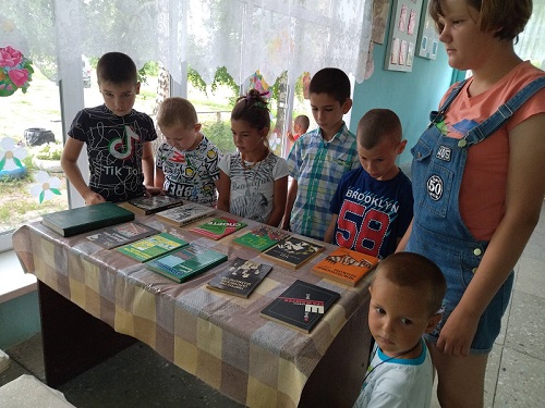  «Шахматный дебют»                                                                                                                    Выставка  детской литературы к  Международному дню шахмат 