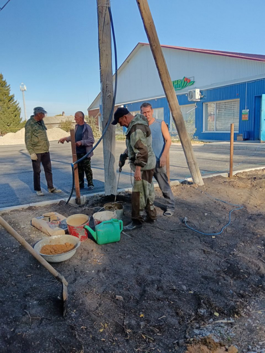 В с. Липовка продолжаются работы по благоустройству. Глава администрации А.С. Степанов совместно с инициативными жителями села  производят работы по установке ограждения