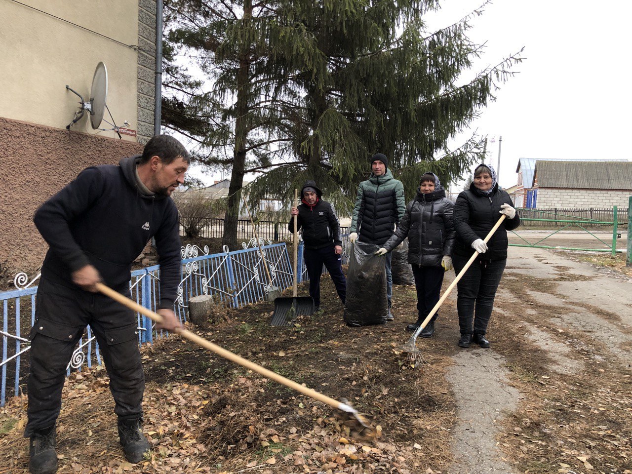 Под руководством главы администрации Яковлевского МО Тугушева Р.Г. на территории села Яковлевка прошли работы по благоустройству