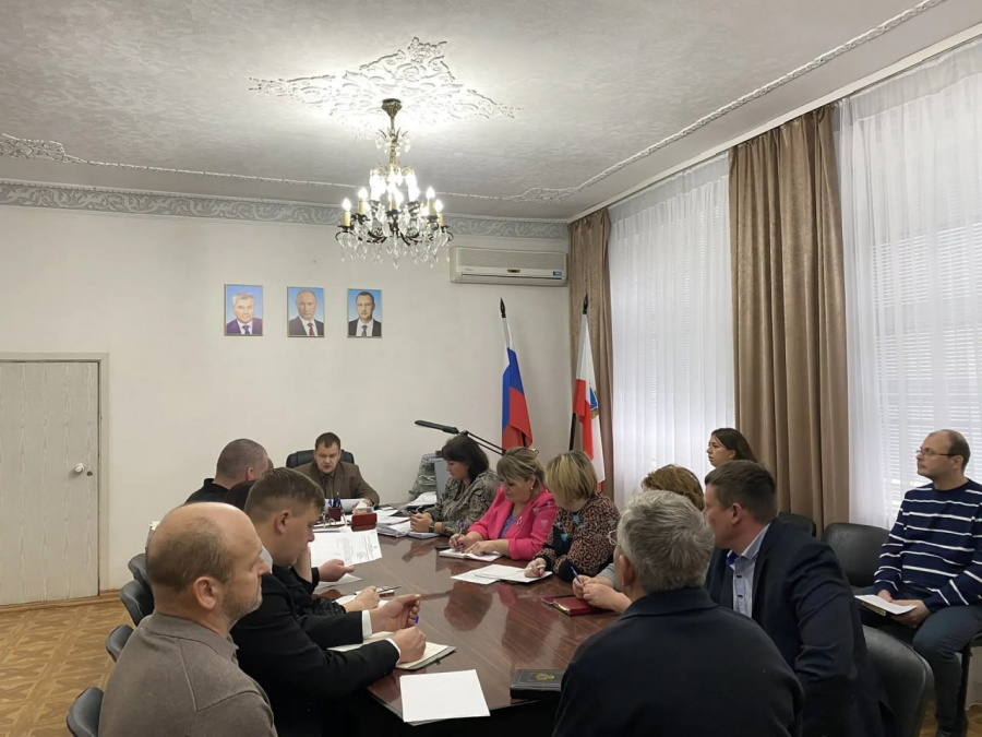 Рабочий день глава района Артём Курочкин продолжил встречей с главами администраций муниципальных образований Рабочий день глава района Артём Курочкин продолжил встречей с главами администраций муниципальных образований