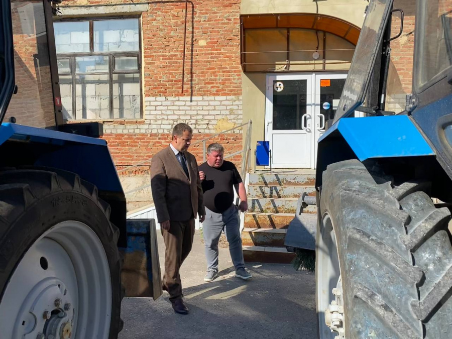 Врип главы района А. Д. Курочкин вместе с директором МКУ «Учреждение по хозяйственному обслуживанию Базарно-Карабулакского МО» С. В. Плясуновым осмотрели автопарк организации Врип главы района А. Д. Курочкин вместе с директором МКУ «Учреждение по хозяйственному обслуживанию Базарно-Карабулакского МО» С. В. Плясуновым осмотрели автопарк организации