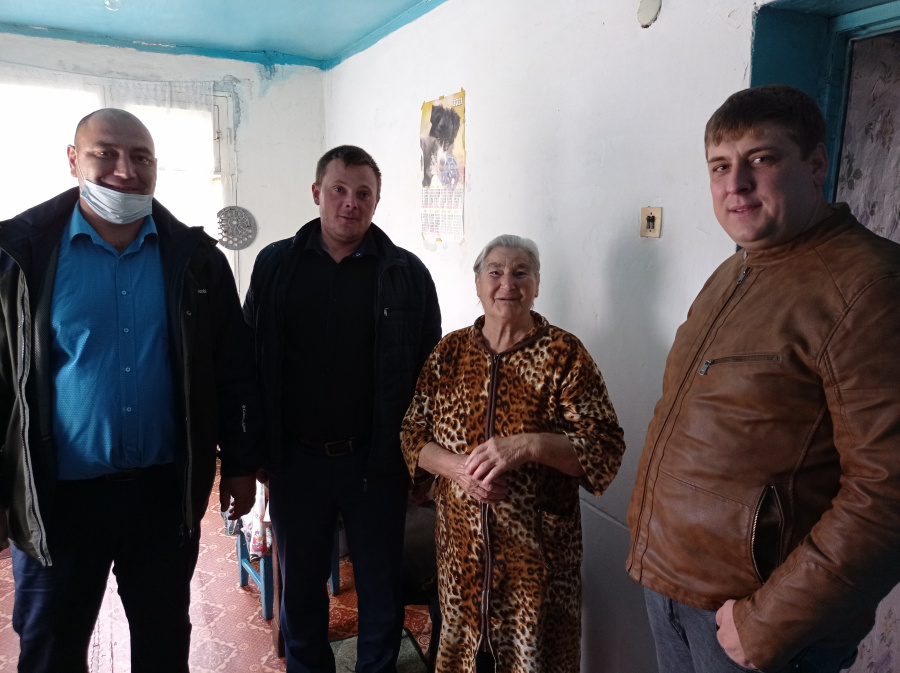 Роман Юрьевич вручил всем скромные подарки