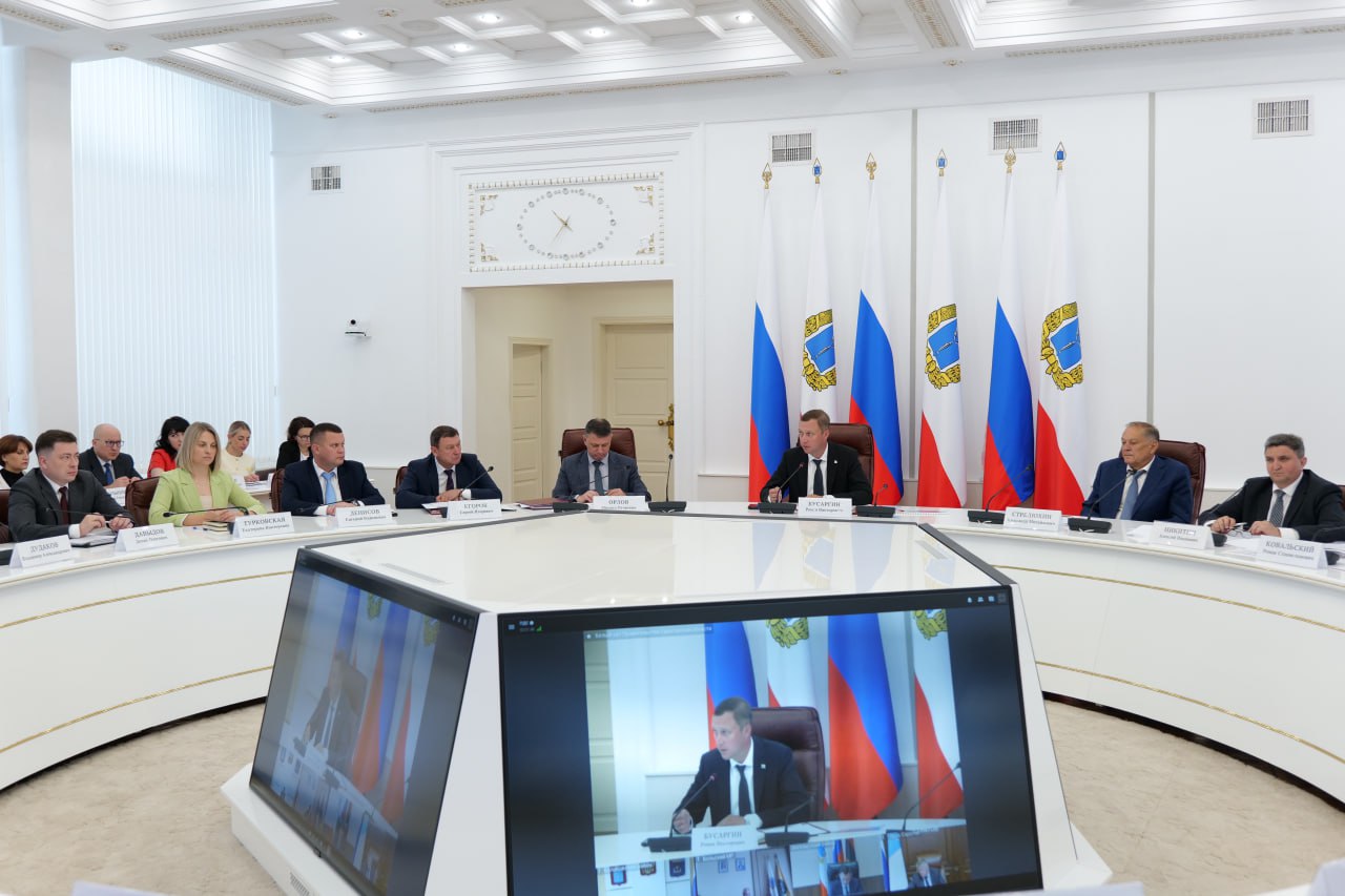 Губернатор Роман Бусаргин провел постоянно действующее совещание с участием зампредов и министров Правительства области, а также глав районов.