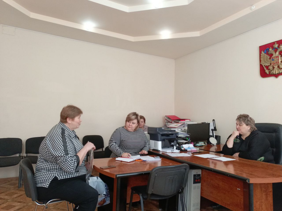 Сегодня во время планового приёма граждан глава района Н.В. Трошина выслушала нескольких жителей райцентра