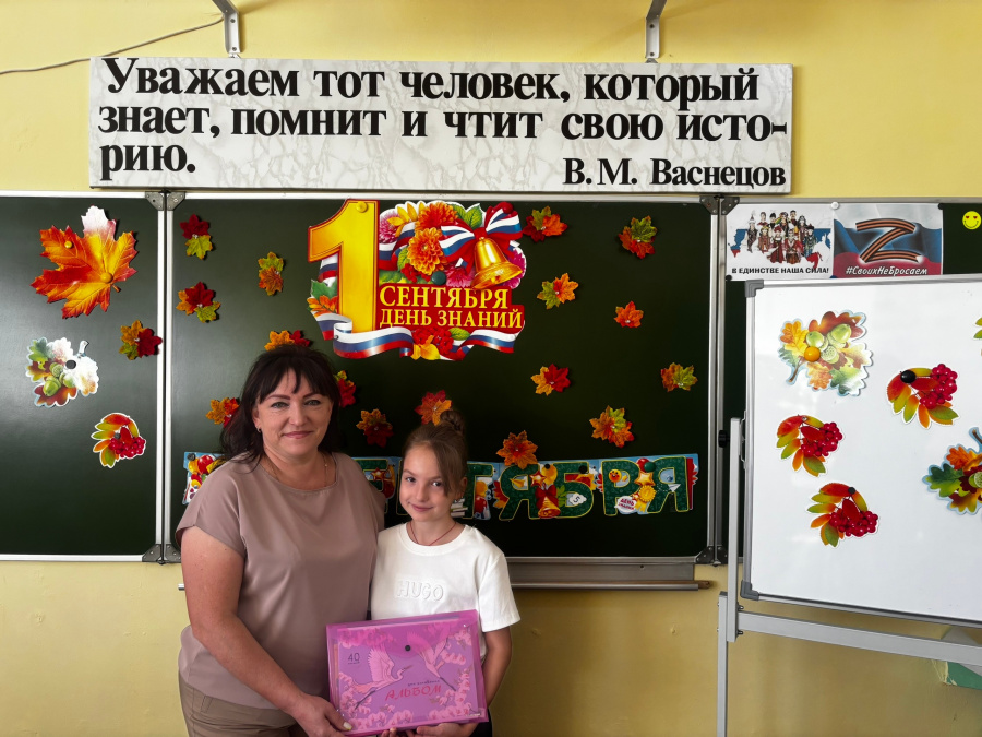 Врип главы администрации Старобурасского МО Ирины Чернышова приняла участие в акции «Добрый портфель»