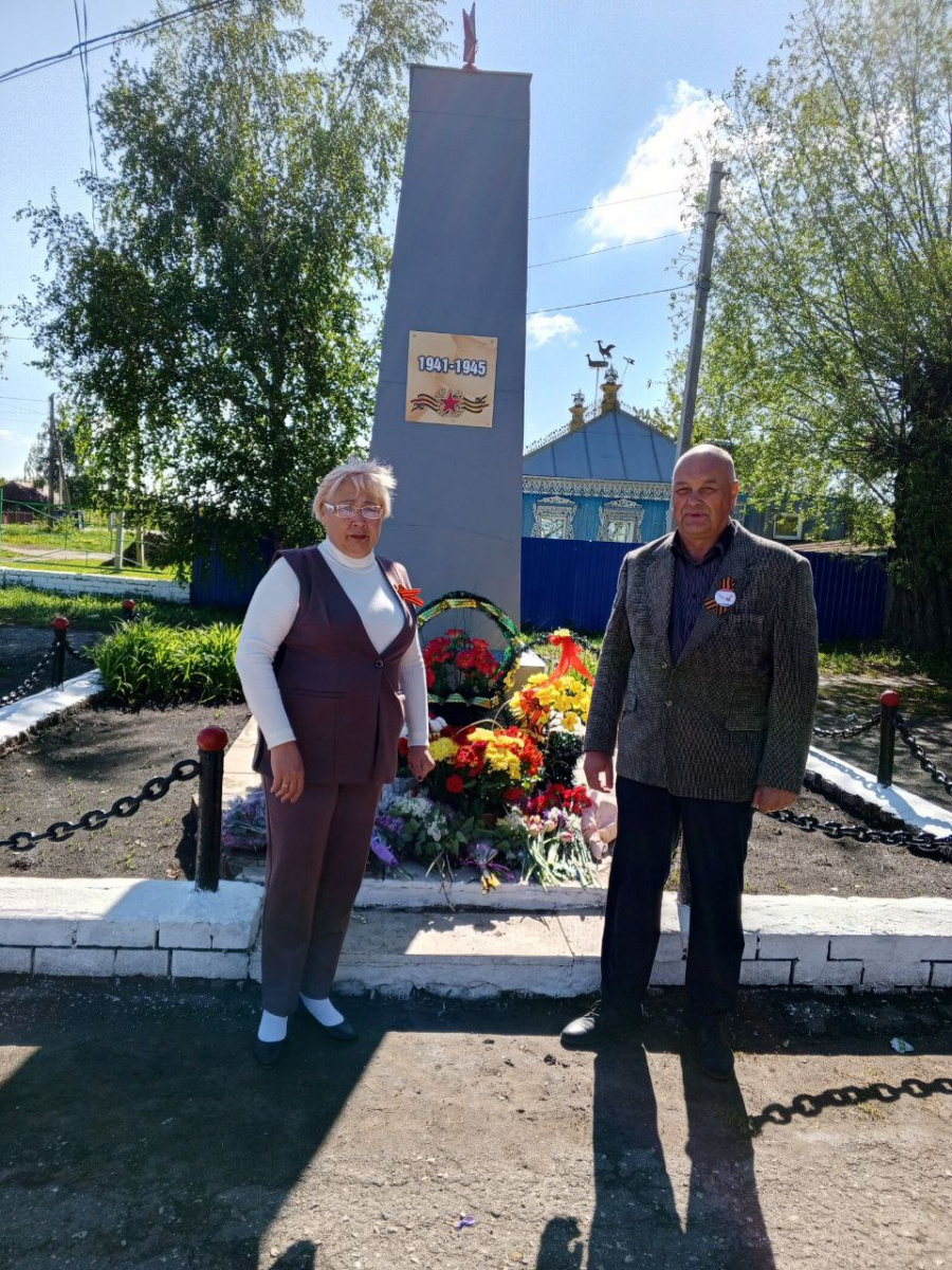 Глава администрации Свободинского муниципального образования вместе с коллегами принял участие в церемонии возложения цветов к мемориалам, посвященным событиям Великой Отечественной войны