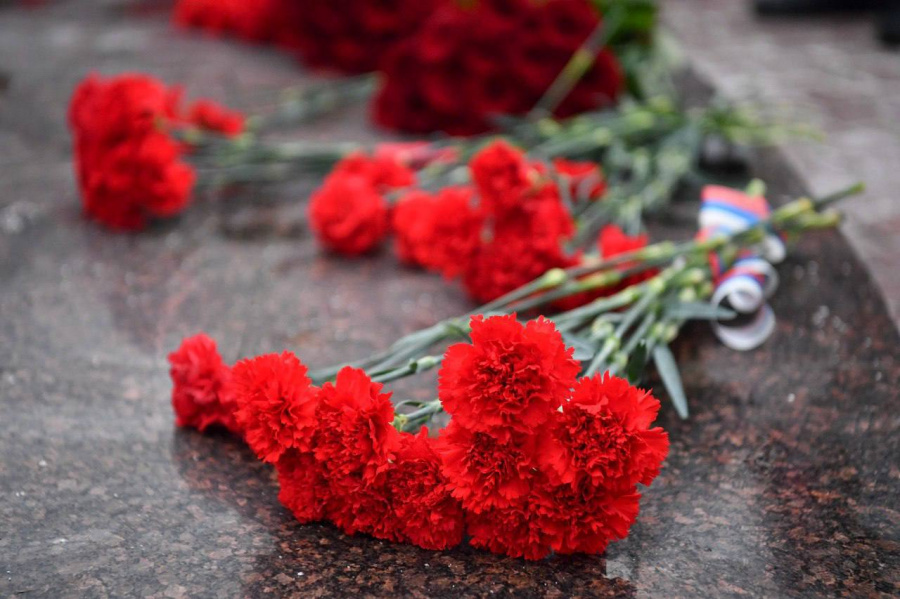 Губернатор почтил память погибших бойцов в День неизвестного Солдата