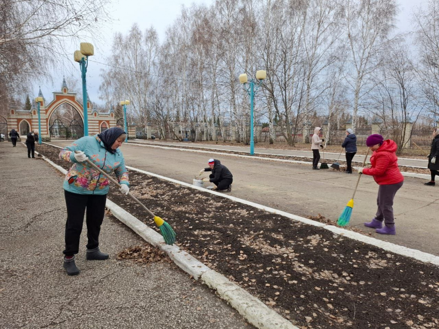 В Старобурасском МО прошел областной субботник, в котором приняли участие работники администрации, школы, детского сада, врачебной амбулатории