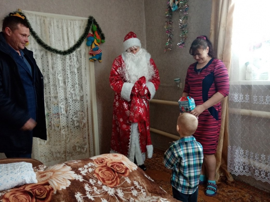 Сегодня Дед Мороз принес радость новогоднего праздника в семью маленького Максима