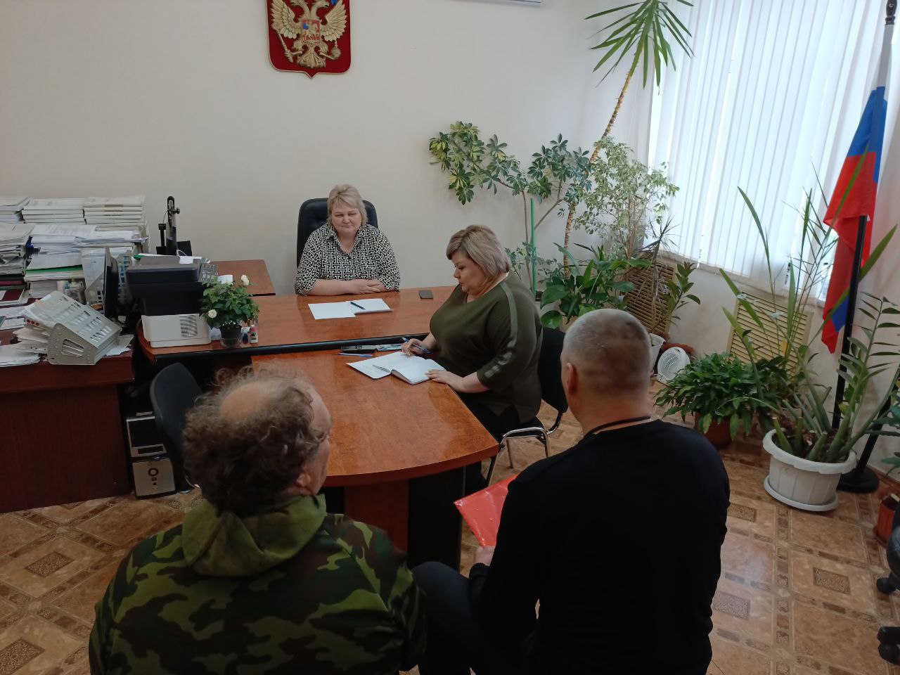 Глава района Н.В. Трошина провела очередной приём граждан, на который  обратились  два жителя района по вопросам  земельных отношений