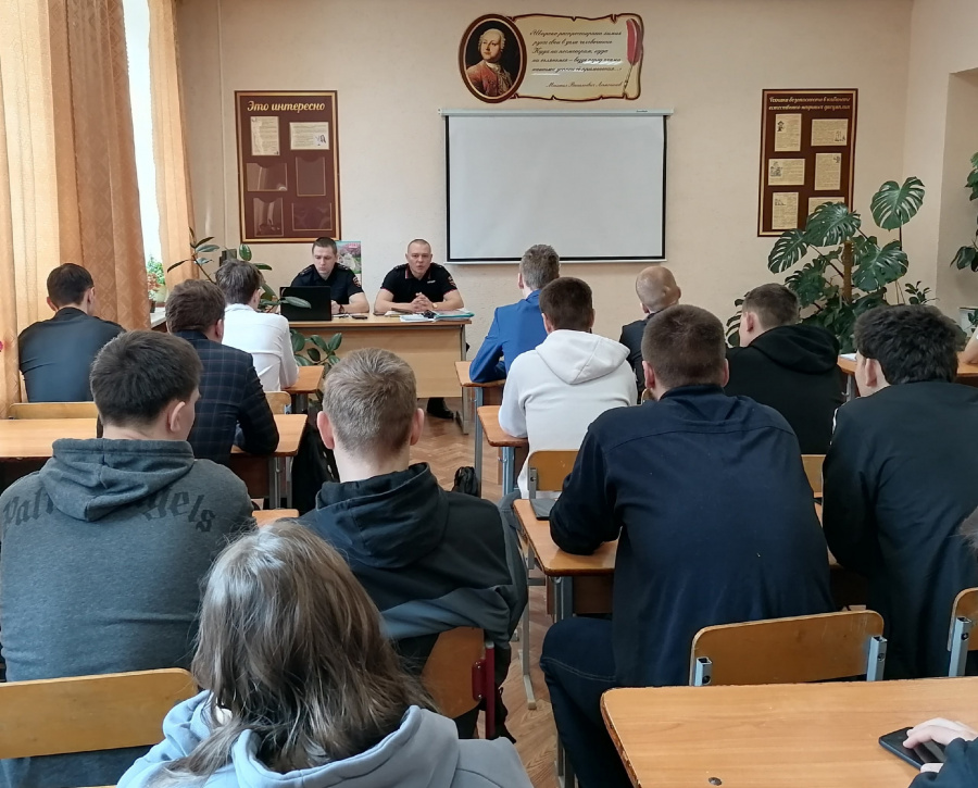 В рамках Общероссийской акции «Сообщи, где торгуют смертью» сотрудники полиции провели встречу со студентами Базарно-Карабулакского техникума агробизнеса
